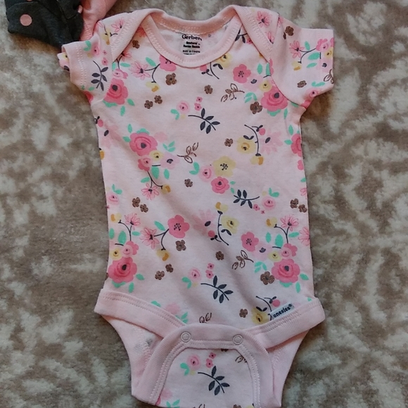 !!NWT!!GERBER NEWBORN ONESIE'S,3PACK,PRETTY PRINCESS,GREY WITH PINK POLKA DOTS, - Picture 5 of 9